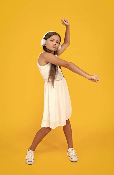 Adolescente Chica Escuchar Música Auriculares Danc Amarillo Fondo — Foto de Stock