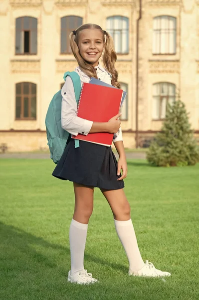 Ευτυχισμένο Έφηβο Κορίτσι Σχολική Στολή Στέκεται Μπροστά Από Σχολείο Πίσω — Φωτογραφία Αρχείου