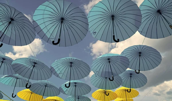 Parapluies Bleus Jaunes Suspendus Fond Ciel Abstrait Bas Vers Haut — Photo