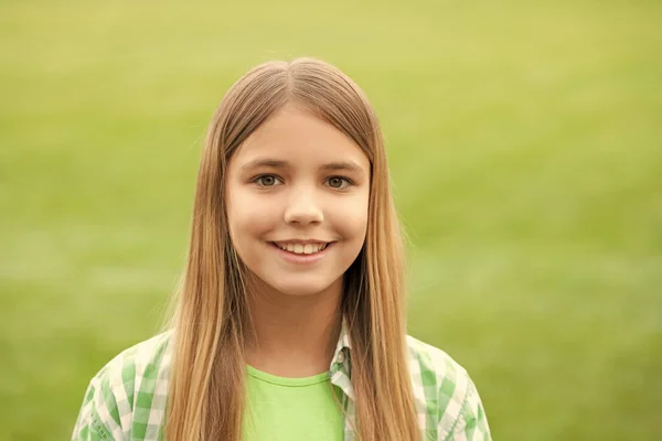Porträtt Glad Tonåring Flicka Med Leende Ansikte Suddig Utomhus — Stockfoto