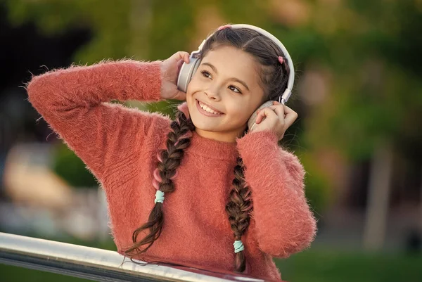 Szczęśliwa Dziewczyna Słuchająca Muzyki Dla Zabawy Rozrywki Nastolatka Uśmiechnięta Słuchawkach — Zdjęcie stockowe