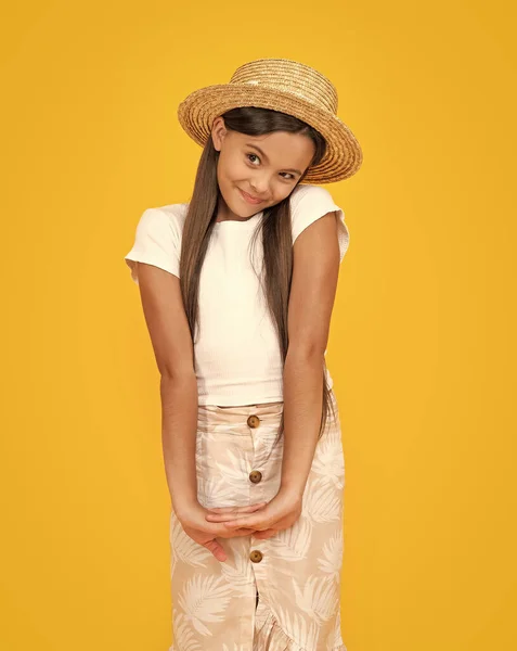 Ντροπαλός Έφηβος Κορίτσι Ψάθινο Καπέλο Κίτρινο Φόντο — Φωτογραφία Αρχείου