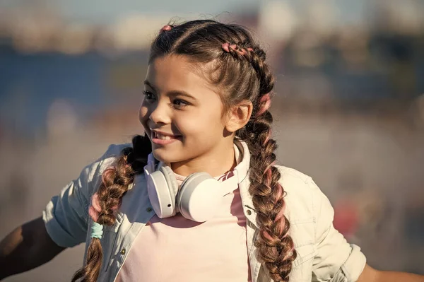 Πορτρέτο Του Ευτυχισμένου Κοριτσιού Κοτσιδάκια Κορίτσι Χαμογελαστό Πρόσωπο Έξω Έφηβη — Φωτογραφία Αρχείου