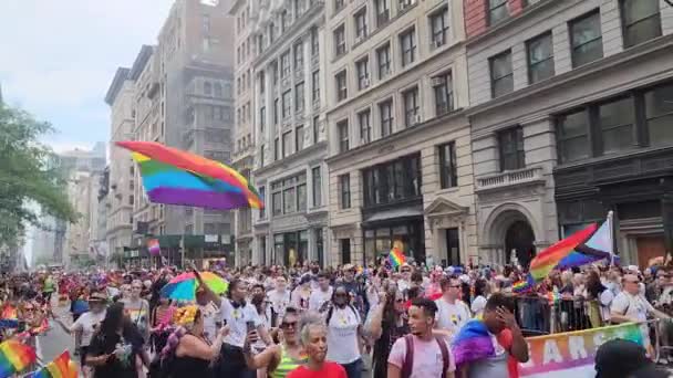ニューヨーク 2023年6月25日 ニューヨークでのプライド行進パレード2023年 Lgbtゲイ同性愛トラジェンダーレズビアンのパレードで活動しています ストック動画