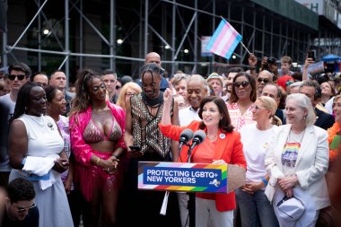 New York, New York, ABD - 25 Haziran 2023: Onur Yürüyüşü 2023 New York 'ta. Vali Kathy Hochul, Onur Yürüyüşü başlamadan önce LGBTQ toplumunu koruma amaçlı bir yasa imzaladı.