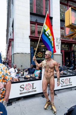 New York, New York, ABD - 25 Haziran 2023: Onur Yürüyüşü 2023 New York 'ta. Gururlu, gökkuşağı lgbtq bayrağı barışı olan bir gay. lgbt ve lgbtq geçit töreni