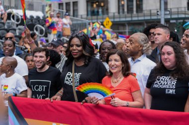 New York, New York, ABD - 25 Haziran 2023: Onur Yürüyüşü 2023 New York 'ta. Vali Kathy Hochul, Onur Yürüyüşü başlamadan önce LGBTQ toplumunu koruma amaçlı bir yasa imzaladı.