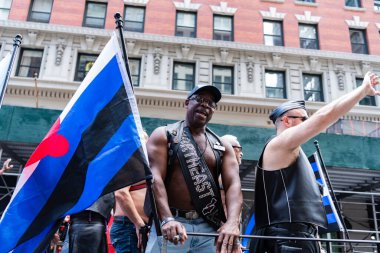 New York, New York, ABD - 25 Haziran 2023: Onur Yürüyüşü 2023 New York 'ta. Sadomazoşizm gururlu erkekler gey gökkuşağı lgbtq. Igbt ve lgbtq geçit töreni takımı. Gay adam.
