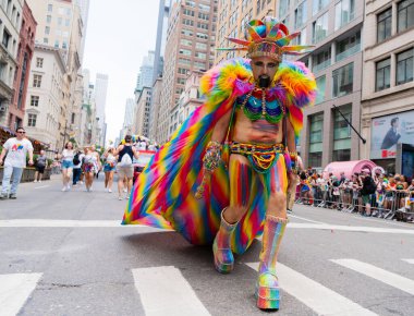 New York, New York, ABD - 25 Haziran 2023: Onur Yürüyüşü 2023 New York 'ta. Gururlu gökkuşağı lgbtq tarzı eşcinsel bir adam. lgbt ve lgbtq geçit töreni