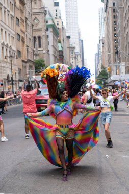 New York, New York, ABD - 25 Haziran 2023: Onur Yürüyüşü 2023 New York 'ta. Gururlu gökkuşağı lgbtq tarzı eşcinsel bir adam. lgbt ve lgbtq geçit töreni