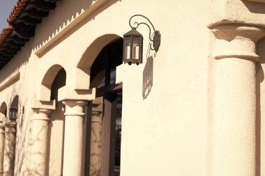 Binanın duvarında sokak lambası var..