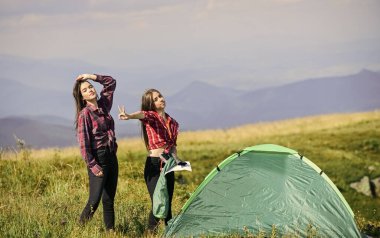 Gerekli yapısal bileşenler çadırını kurun. Yürüyüş aktivitesi. Grup arkadaşları dağın tepesine çadır kurdular. Takım çalışması konsepti. Talimatlara uyun. Çadır kurmada yardımcı olacak bir partnerim var. Kamp yürüyüşü.