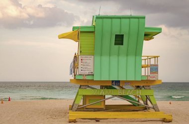 Miami Beach, Florida ABD - 19 Nisan 2021: Miami 'deki yaz plajında yeşil cankurtaran kulesi.