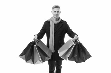 Seçici odaklı arka planda alışveriş yapan adam. Alış veriş yapan adamın fotoğrafı. Alış veriş yapan adam beyazdan izole edilmiş. Stüdyoda alışveriş yapan adam..