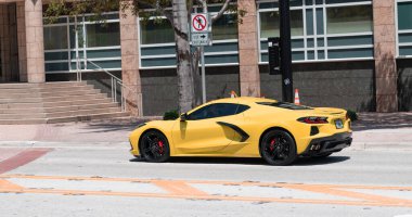 Miami Beach, Florida ABD - 15 Nisan 2021: açık sarı Chevrolet Corvette Spor Araba, yan görüş.