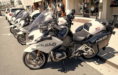 Long Beach, California USA - 31 Mart 2021: Tustin polisi BMW R 1250 RT motosiklet. park edilmiş motosikletler.