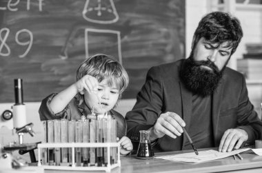 Okul bilgisi. Bilgi günü Eylül tatili. Temel kimya bilgisi. Sıvılarla oyna. Öğretmen ve çocuk kimya laboratuvarı. Kimya ve biyoloji oku. Kişisel bir örnek..