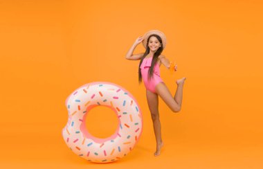 Hadi eğlenelim. Tatilde yüzme havuzu. Çörek havuzu partisi. Tamamen mutlu. Şişme lastikli çocuk sahilde eğleniyor. çocukluk mutluluğu. Sonunda yaz tatili. enerjik küçük kız.