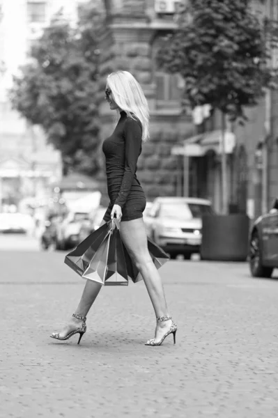 Photo Pretty Woman Walk Shop Bags Woman Shop Bags Outdoor — Stockfoto