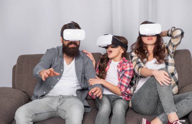 Sanal gerçeklik gözlükleriyle anne ve kızını şaşırttı..