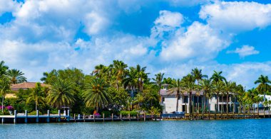 Güneşli bir yaz gününde palmiye ağaçları olan güzel bir panoramik villa. Deniz manzaralı ve özel rıhtımı olan lüks bir yazlık villa. Modern villa yaz tatili için ideal. Akdeniz 'deki muhteşem villa.