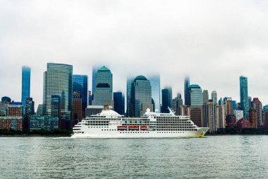 New York 'tan Manhattan' a giden bir sonraki yolcu gemisi. New York Manhattan 'ın silueti Hudson Nehri yolcu gemisiyle geziyor. Yolcu gemisinde tatil