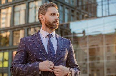 Kentsel arka planda girişimci, kopyalama alanı. Sokakta ceketli bir girişimci. Kravatlı bir girişimcinin fotoğrafı. Girişimci açık havada.