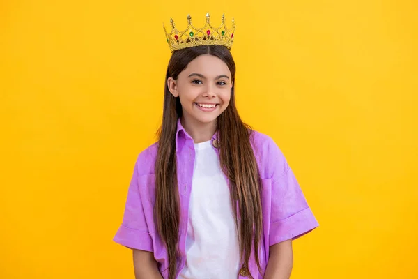 Κοριτσίστικο Βλέμμα Έφηβη Κοπέλα Φαίνεται Κοριτσίστικη Στέμμα Μόδα Της Πριγκίπισσας — Φωτογραφία Αρχείου