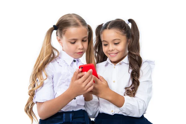 Dos Chicas Mensajería Por Teléfono Niñas Niños Participan Conversaciones Animadas — Foto de Stock