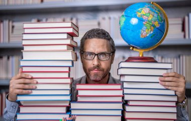 Öğretmenler gününde bilgi edinmek ve eğitim almak için okulda ev ödevi yapıyor..