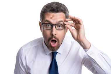 Şaşırmış adam beyazda izole edilmiş. Stüdyoda sürpriz adam. Arka planda sürpriz bir adam. Gözlüklü bir adamın şaşırmış fotoğrafı..