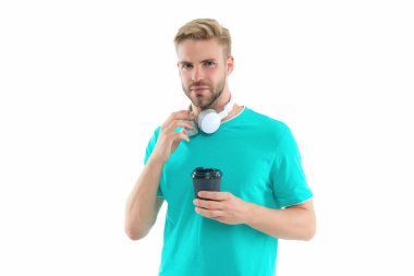 Milenyum kahvesi olan beyaz tenli, yaşam tarzı olan bir adam. Geçmişinde kahve olan bin yıllık bir adam. Stüdyoda kahve içen milenyum adamı. Kahveli milenyum çocuğunun fotoğrafı..