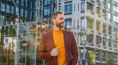 Şehir caddesinde beyaz adam tarzı. Kafkasyalı erkek tarzı dışarıda. Ceketli, beyaz adam tarzı bir fotoğraf. Beyaz adam tarzı açık hava..