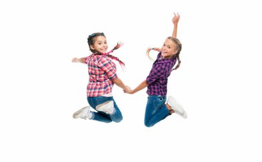 Kızların kardeşliği ve arkadaşlığı çocukların arkadaşları eğleniyor ve zıplıyorlar..