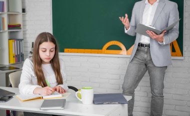 Öğretmenle sınıfta özenli çocuk eğitimi. seçici odak.