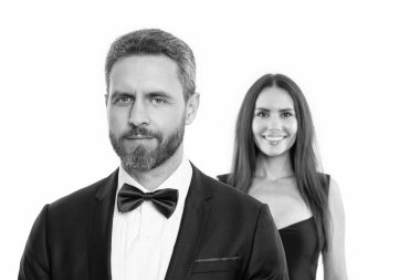 Resmi giysi çifti beyaz, seçici bir odak noktasında. Stüdyoda resmi giyinen çift. Arka planda resmi kıyafet çifti var. Formalite icabı giyinen çiftin fotoğrafı. Smokin giy..