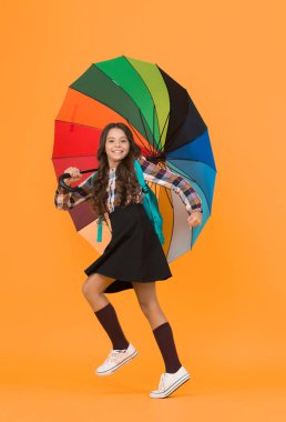 Kurumuş ve korunmuş hissediyorum. gökkuşağı renkleri. Çabuk okula git. İyi hava tahmini. Şemsiyemin altında. Küçük kız şemsiyesi. Parlak sonbahar tarzı. Her mevsim pozitif kal. Mutlu çocuk yağmuru koruyor.