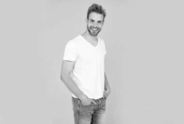 Sarı arka planda kıllı mutlu adam, erkek güzeli..