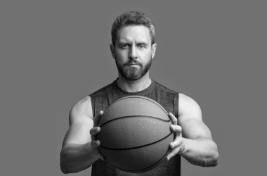 Sporcu bir basketbolcu, gri arka planda izole edilmiş. Atlet basketbolcu stüdyoda. Basketbolcu bir sporcunun fotoğrafı. Sporcu basketbolcu