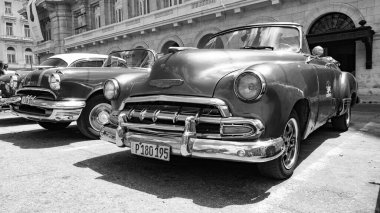 Havana, Küba - 02 Mayıs 2019: Üstü açılabilir mavi Chevrolet eski araba. Park etmiş bir taksi, köşe manzaralı..