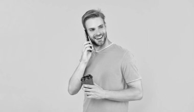 Telefon bağlantısı. Genç adam cep telefonuyla konuşuyor. Telefon görüşmesi. mobil teknoloji. Gülümseyen adam akıllı telefonda konuşuyor. Adam sohbet ediyor. ses bağlantısı.