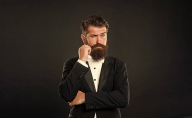 Smokinli sakallı damat siyah arka planda, smokin.