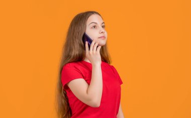 Kızın sarı arka planda akıllı telefon konuşması var..