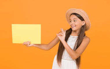 Yaz alışveriş satışları. Mutlu küçük kız boş kağıt tutuyor. kopyalama alanı. Sıcak tatil zamanı. Ilık ülkelere seyahat. Çocuk bahar modası. Hasır şapkalı kız. Reklam. çocuk gezgin.