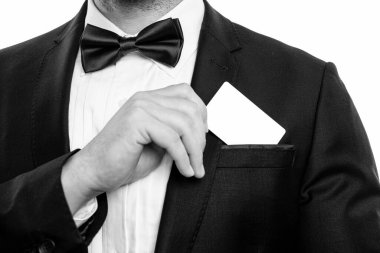 Cebindeki boş kartı kapat. Kopya alanı ile kesilmiş papyon ve kart manzarası. Kredi kartı ya da banka kartı. Smokin kesilmiş adam kartvizitini tutuyor..