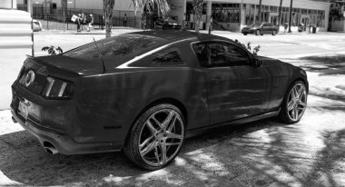 Los Angeles, Kaliforniya ABD - 14 Nisan 2021: Ford Mustang GT lüks pembe araba arka köşeye park edilmiş.