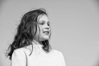 Gökyüzü arka planında ilham verici yüzü olan çocuk.