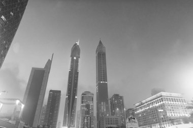 Dubai, Birleşik Arap Emirlikleri - 23 Aralık 2017: gökdelenlerin gece gökdelenlerinin modern gökdelenleri ile aydınlandı.