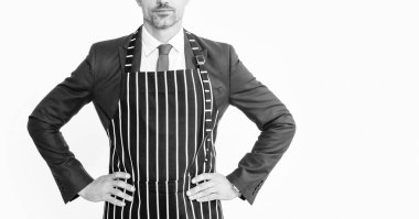 Beyaz arka planda izole edilmiş takım elbiseli ve önlüklü olgun bir adam..