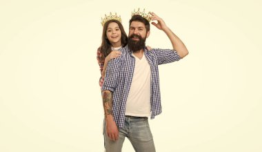 Aile mirası. Taç zenginliği ve monarşi. Kraliyet sembolü. Lüks bir hayat. Altın tacı olan baba ve çocuk. Biz en iyisiyiz. Kral ve prenses kavramı. Sakallı hippi ve küçük kızı..